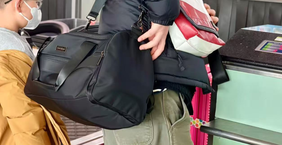 The travel bag has passed the security check.